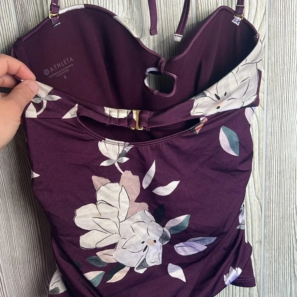Women Athleta swimming top size small